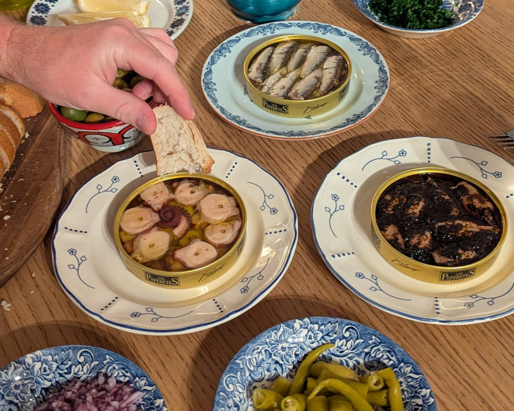 Konserver upplagda på bord
